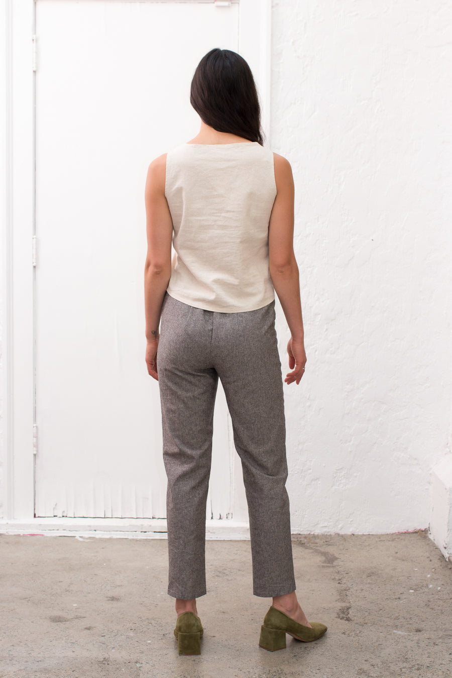Maggie Crop Tank, Ivory, Lätt Pant, Tapered Pant Grey | Leka Design | 1-2
