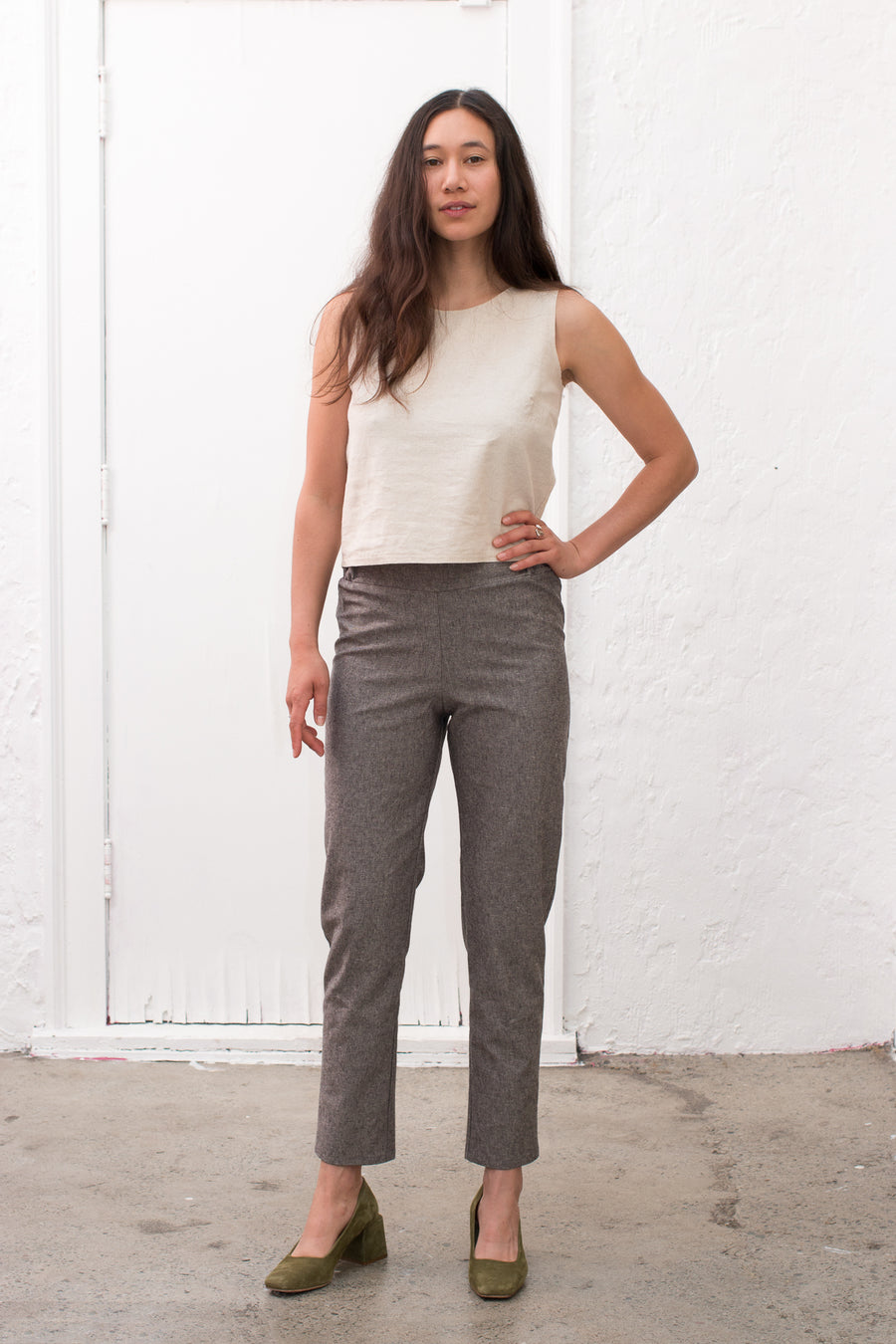 Maggie Crop Tank, Ivory, Lätt Pant, Tapered Pant Grey | Leka Design | 1-1